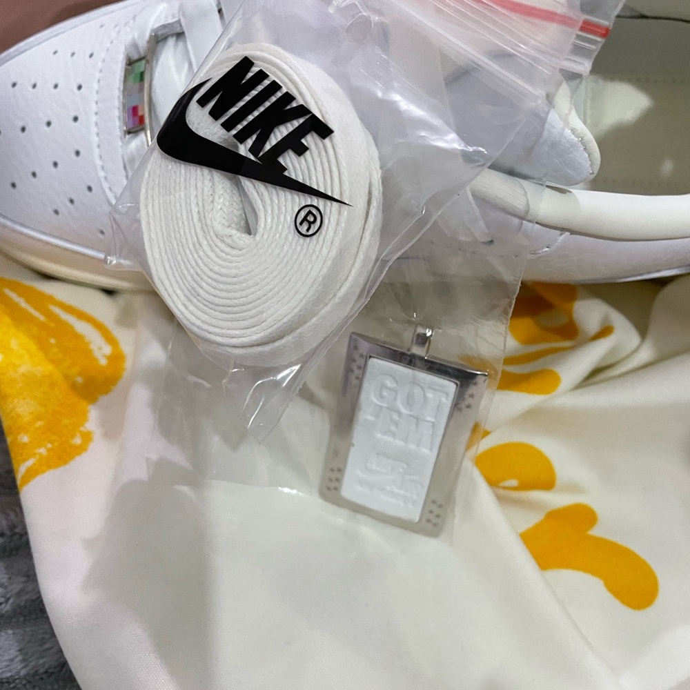 White Women's Low-Top Sneakers with Pink Heel Accent - Picture 7 of 9